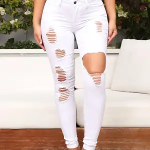 Köpte dessa vita Fashion Nova jeans med slitningar i storlek 3 = S för några år sedan för ungefär 450kr. Men fick aldrig nån användning till de så tänkte sälja de. De är väldigt stretchiga. Kan sänka priset vid snabb köp!