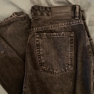 Svarta Mid waist jeans från zara  - Så fina mid waist jeans från zara, kommer inte till användning längre. 