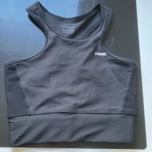 Stronger crop top (small) - En stronger crop top som är svart och har används 5-6 gånger ungefär💓 (det är inga bilder på pga att den inte passar mig längre) Den är inte sliten als förutom de på sista bilden💖(köparen står för frakt) 