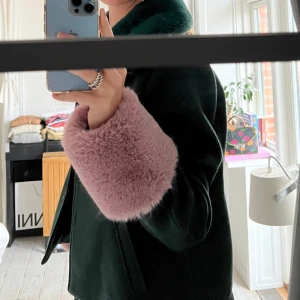 Meotine jacka  - Meotine jacka storlek S/M med avtagbara rosa puffar på ärmarna samt avtagbar päls i kragen. Fint skick! Nypris 3000kr
