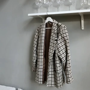 Jacka - Kavajmodell i tjockare material. Snyggt oversize på mig som vanligtvis har strl 38