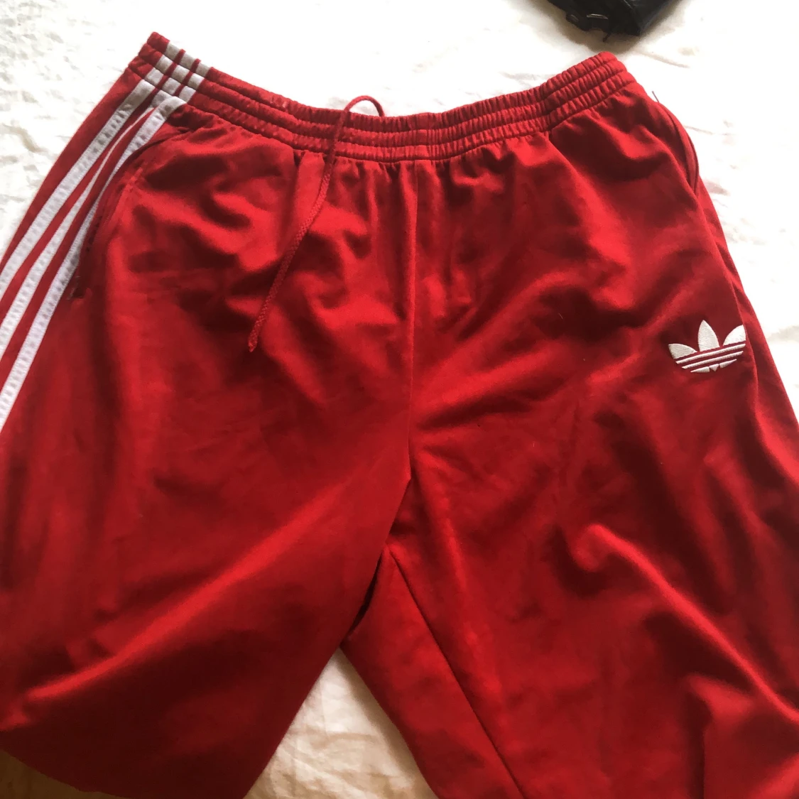 Röda adidas byxor