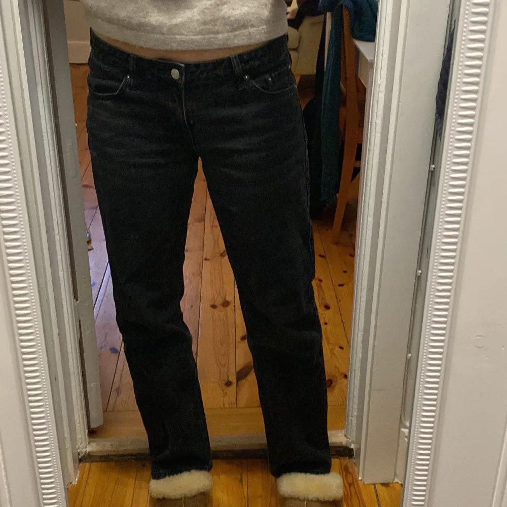 Lågmidjade svarta jeans från Weekday i modellen Arrow. Storlek W29 L32. Knappt använda.. Jeans & Byxor.