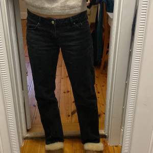 Lågmidjade svarta jeans från Weekday i modellen Arrow. Storlek W29 L32. Knappt använda.