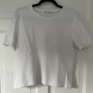 Zara vit topp  - Zara vit topp storlek L men sitter som S/M