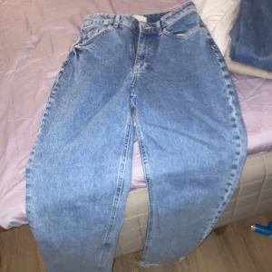 Jeans  - Säljer även dem här blåa byxorna från hm de va den finaste byxorna jag köpt men tyvärr lite taight i midjan men kroppsform sitter dem helt wow. skicket är jätte bra.