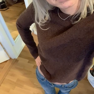 Stickad - Sjukt najs brun stickad tröja från These glory days. Storlek m men tvättades fel så den är i storlek s ungefär!😍😍