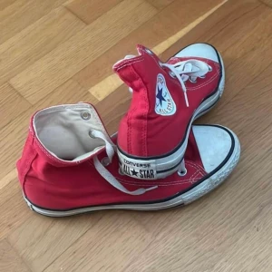 Skor - Säljer lite skor som jag inte längre använder eller passar mig.  Skorna är använda men i gott skick. Overknee är lite slitna bak på klacken.  Hör av er om ni är intresserade.  Vita Converse - st 38  Röda Converse - st 37.5 Overknee - st 39