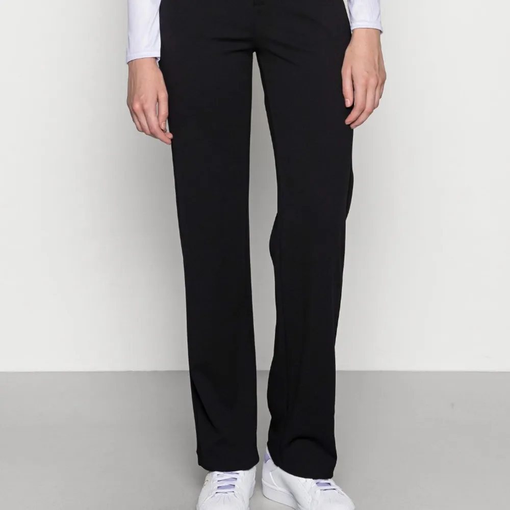 Svarta kostymbyxor från Vero Moda som inte längre kommer till användning. Storlek XS/32 . Jeans & Byxor.