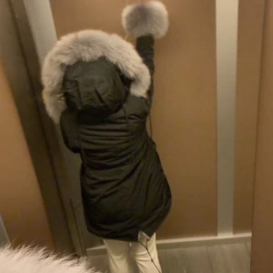 Vinter jacka - Säljer nu min vinterjacka som jag tyckte va för varm under vintern. Det går att ta av pälsen och ordinarie pris för jackan va 4000kr men säljer min nu för 1500 kom privat för fler bilder . Först till kvarn! Ni står alltid för frakt