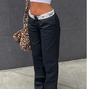 Dickies byxor  - Mörkgråa dickies byxor, helt nya. Köpta på plick men va för små för mig. Första två bilderna är lånade. 