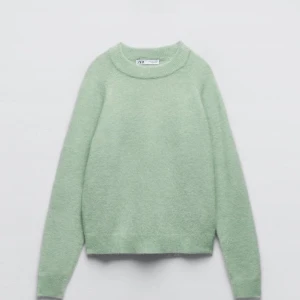 Stickad tröja - Grön stickad tröja från zara. Använd ca 2 gånger så är i helt nytt skick! Storlek m och sitter jättebra på mig som har storlek s.