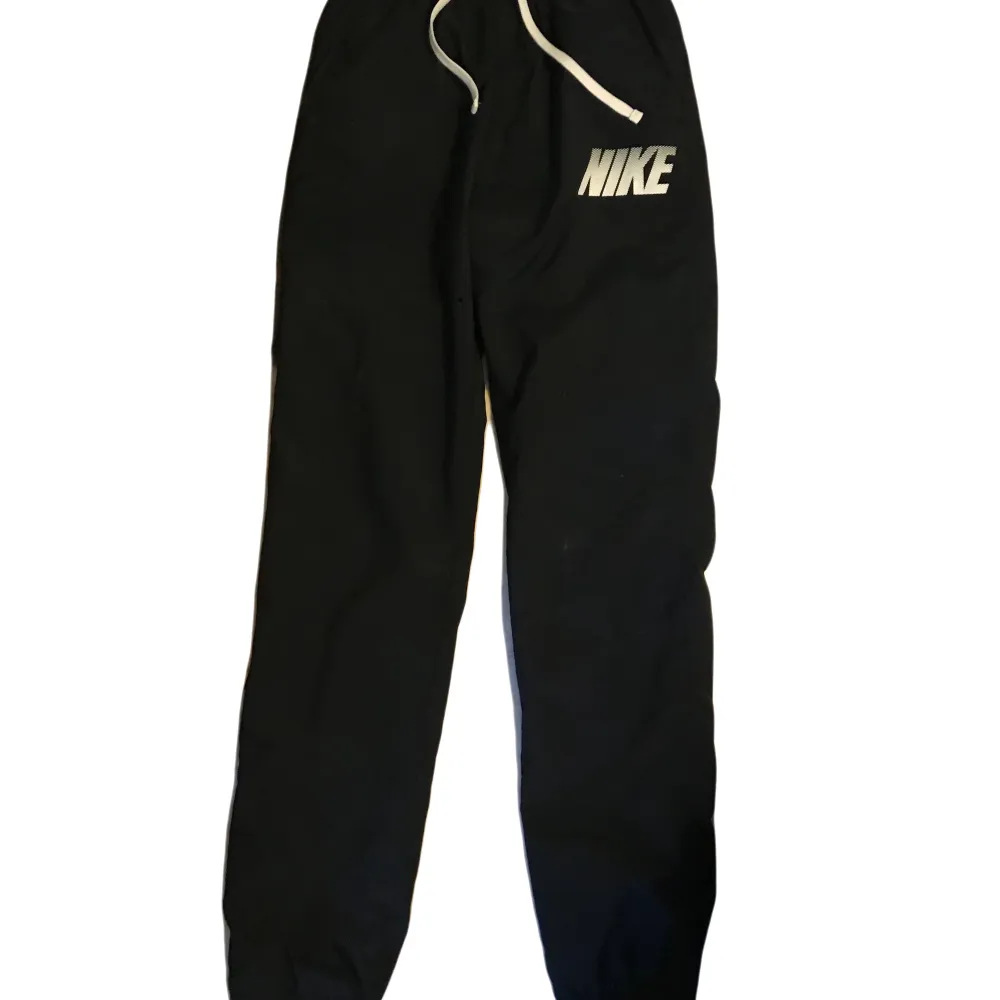 Nike pants  Storlek s  Pris:199kr  Fraktar eller möts upp i Gbg  Fraktar eller möts upp i Gbg . Jeans & Byxor.