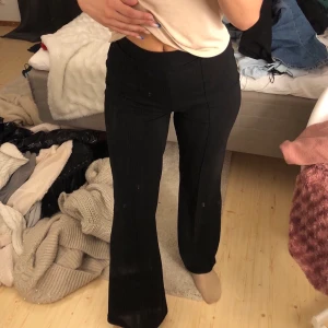 Kostymbyxor  - Säljer mina kostymbyxor från Gina, de är lite trådar så hönger från byxan men inget man tänker på 