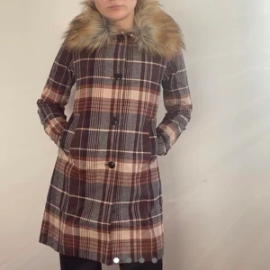 Drop dead kappa  - Drop dead rutig kappa  Avtagbar krage i fuskpäls  Pris kan diskuteras☺️