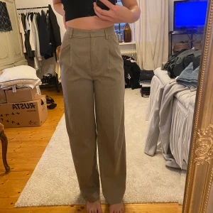 Kostymbyxor hm - Jättefina kostymbyxor från hm, älskar dessa men råka köpa fel storlek så bara använts fåtal ggr. Beige/grå färg, fint skick och jätte sköna. Jag är 172cm som referens