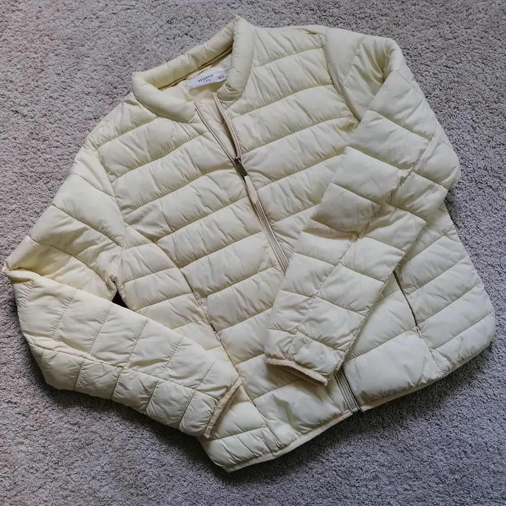 Puffy down jacket for spring or autumn. Small fit. . Jackor.