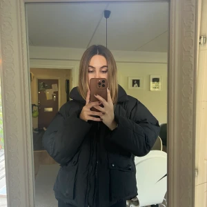 Svart puffar jacket  - Jacka med stor luva. Lite längre där bak än fram, köpt för något år sen men sparsamt använd. Från missduided