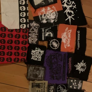 MASSOR MED PATCHES - massor av olika patches, 25 för stora och 15 för små, priser kan diskuteras. frakt kommer vara billig. skriv för bättre bilder