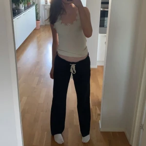 Roxy linnebyxor  - Säljer ett par super fina svarta roxy linnebyxor pgd av att jag växt ur dom!💓Byxorna är använda fortfarande bra skick