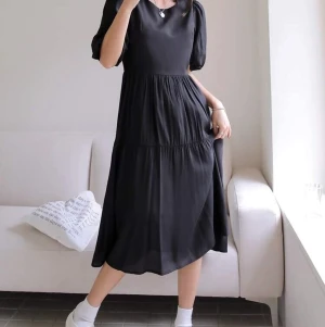 Midi streetstyle klänning - Perfekt sittningsklänning! Säljes då jag inte använder den tillräckligt. Perfekt skick. PM för mått, fler bilder etc 