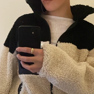 teddyjacka - så mysig teddyjacka från ginatricot som inte längre säljs. köpt för 500. använd fåtal gånger!