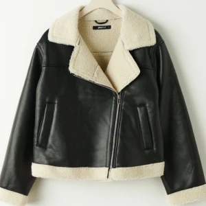 Fin jacka från Gina, M - En läderjacka med teddymaterial på insidan. Storlek M💗Helt oanvänd. Säljer pga för stor💕Köpt för 800kr.