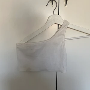 Vit Topp - Säljer denna vita topp från Shein. Sparsamt använd💕💕