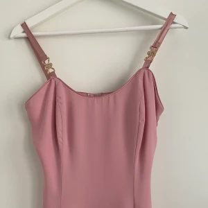 Klänning  - En superfin och charmig festklänning från 70-talet. Super bra skick. 