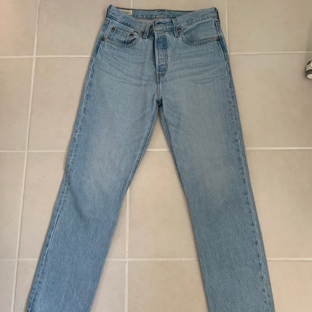 Säljer mina Levis 501 jeans i storlek 27/28 då de aldrig kommer till användning. De köptes på Zalando för något år sedan men har bara använt dom en gång. Materialet är 100% bomull!. Jeans & Byxor.