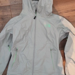 The north face regnjacka  - Nypris 1300kr  Mitt pris 400kr