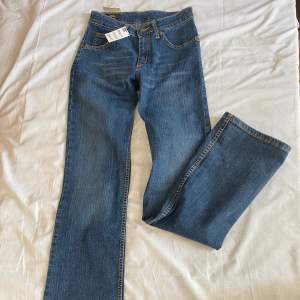 Nya bootcut jeans som jag fått men som tyvärr var för små! Storleken är W26 L33 men skulle säga att de är något små i storleken. Jättefin wash!!  