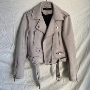Ljusgrå bikerjacka i mockaliknande material från Zara Basic, storlek M. Mycket sparsamt använd, så gott som nyskick. 🌷
