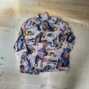 super cool shirt, good condition except a small snag as you can see on the third picture 