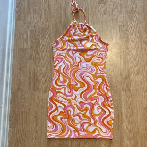 Halterneck klänning - Fin halterneck klänning från HM storlek S! Lappen kvar, aldrig använd:) 30kr + frakt!