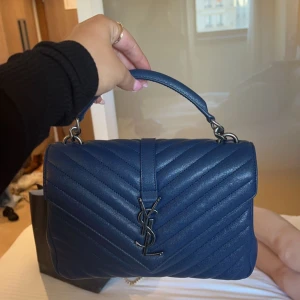 Yves Saint Laurent väska  - Intressekoll på min fina Ysl collage monogramme väska. Köpt i Paris i maj i färgen Charron blue. Använd ett fåtal gånger. Helt i nyskick. Köptes för 21900kr. Äkthetsbevis samt kvitto tillkommer! Pris kan diskuteras men tar ej emot skambud☺️