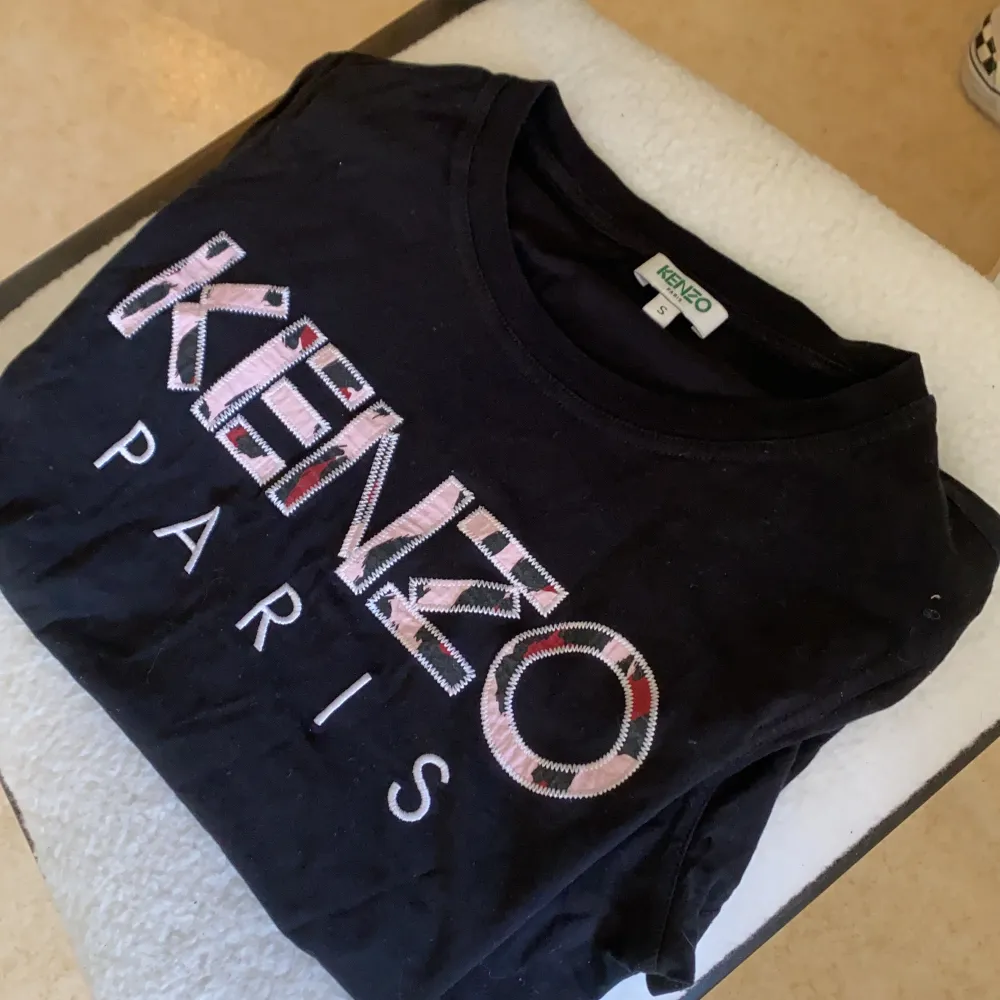 Kenzo tshirt i storlek S. 120kr . T-shirts.