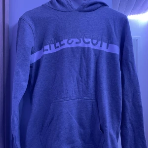 Lyle and scott hoodie - Grå hoddie i märket Lyle & Scott som är i väldigt fint skick då den inte kommit till användning 🤍🤍
