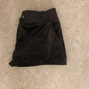 Säljer mina svarta juicy couture shorts skriv för mer bilder köpte shortsen för 600kr från pondus har kvar pris lappen om man vill ha den🫶🏻