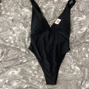 Svart baddräkt  - Säljer denna svarta oandvända baddräkt från bikbok i storlek Xs (testad dock) den har ilägg men går även att ta bort 