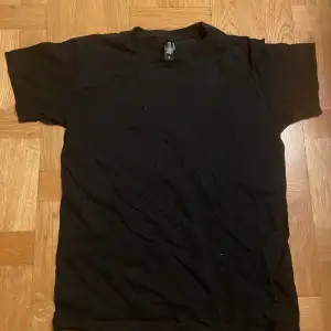 Svart T-shirt märke okänt