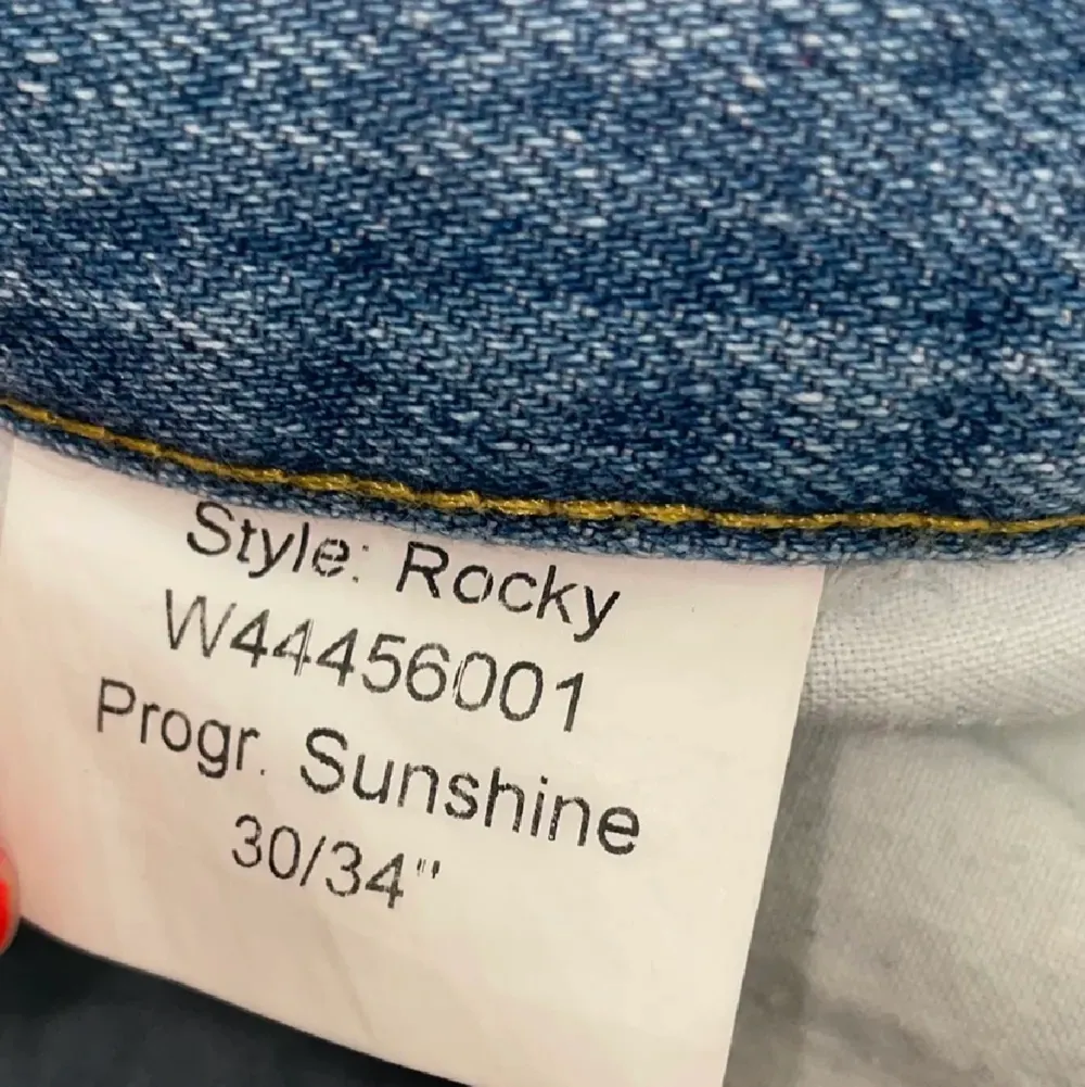 Säljer mina superfina tiger of sweden jeans som tyvärr blivit för stora i storlek 30/34. Knappt använda💕💕💕. Jeans & Byxor.