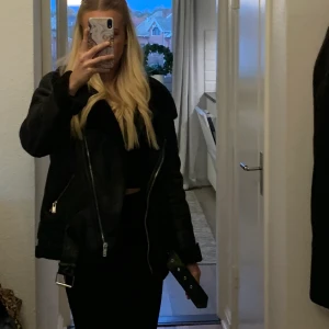 Jacka  - Snygg jacka från zara, i bra skick! Köparen står för frakten!❤️