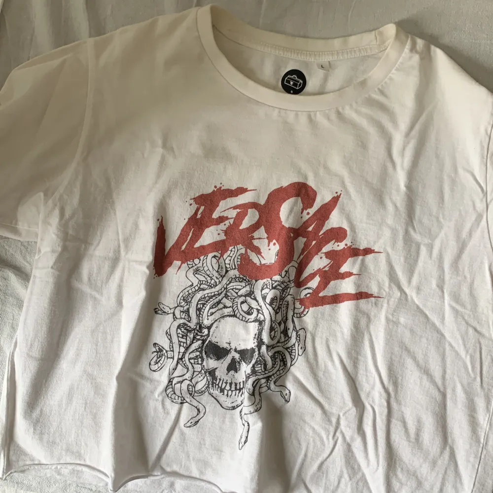 Unik t-shirt med ”Versace” tryck. Oversize fit och bra kvalite. Passar XS-L 🥰. T-shirts.