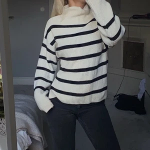 Randig stickad tröja - Så snygg tröja från nakd! 