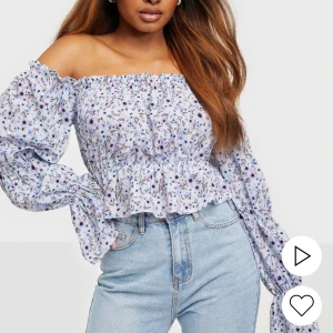 Topp  - Fin topp från Nelly i storlek M i bra skick, man kan ha den som vanligt eller off shoulder💓kan mötas upp i Karlskrona annars står köparen för frakten, bara att skriva vid frågor🥰 köpt på rea för 260 säljer nu för 60kr🫶🏻 