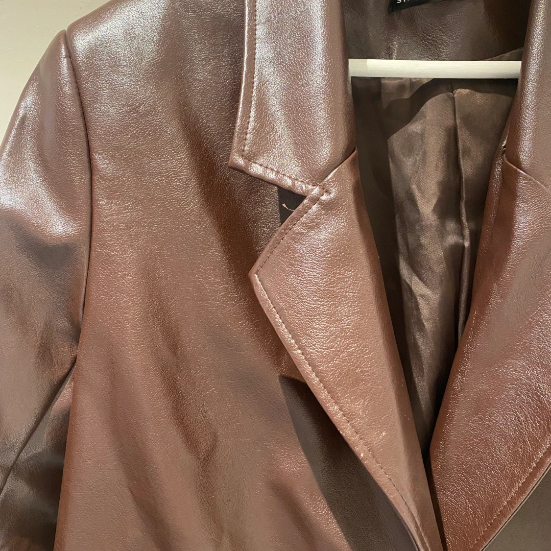 Brun lackerad jacka  - 91