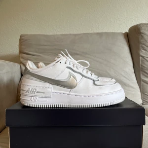 Nike af1 shadow silver - Nike air womens force 1 shadow i färgen white/metallic/pure platinum/blackened blue. Nypris 1345 kr. Storlek 41. Köpts på zalando i augusti 2022, använda vid ett tillfälle.