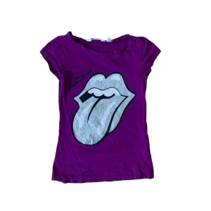 Rolling Stones baby tee - Baby tee med rolling Stones tryck