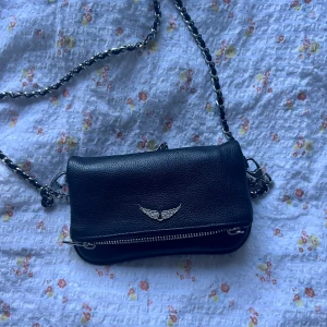 Zadig väska - Säljer nu min fina Zadig väska. Använd 1 gång så verkligen inga tecken alls på användning. Köpt från Zalando, har kvar dustbag och kan visa kvitto. Hör av er vid frågor🙏🏼 köp direkt för 1000kr.